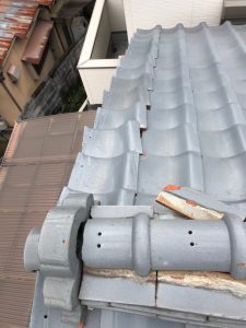 横浜市にて屋根修理　棟の積み直し　施工前２